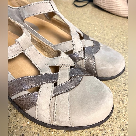 NWT Earth Women's Gray and Brown Flats genuine leather very comfortable. - Picture 3 of 8